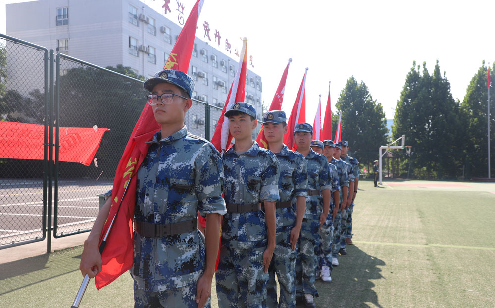 山東藝術(shù)設(shè)計職業(yè)學(xué)院舉行2023級三年制、五年一貫制大專新生軍訓(xùn)開營儀式 第 5 張