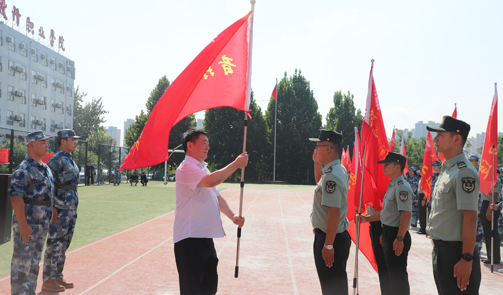 山東藝術(shù)設(shè)計職業(yè)學(xué)院舉行2023級三年制、五年一貫制大專新生軍訓(xùn)開營儀式 第 13 張